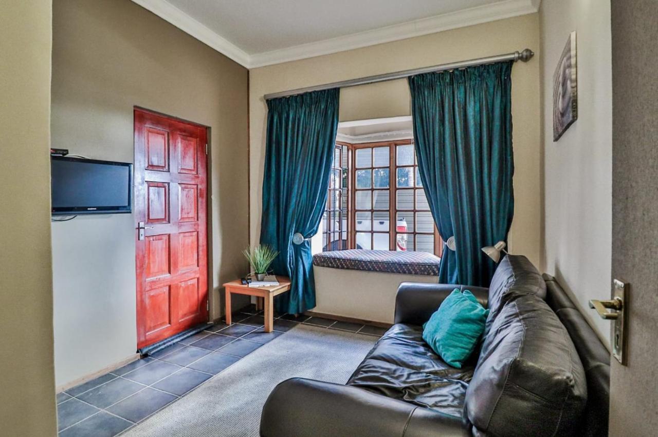 Bed and Breakfast Grace Place Bnb Претория Экстерьер фото